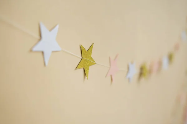 Guirnalda Estrellas Papel Rosa Oro Sobre Fondo Beige Decoración Para — Foto de Stock