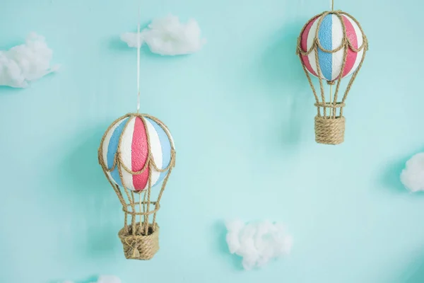 Oyuncak hava araçları ve bulutlar mavi bir duvarda. Çocuk odası dekoru seyahat tarzında..