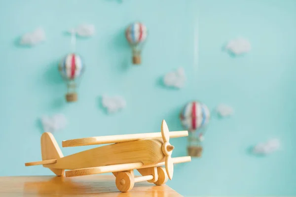Játék Hőlégballonok Repülőgép Felhők Kék Falon Gyermekszoba Dekoráció Utazás Stílusában — Stock Fotó