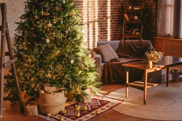 Yeni yıl için taşralı iç dekorasyonu. Sıcak bir oturma odasında Noel ağacı.
