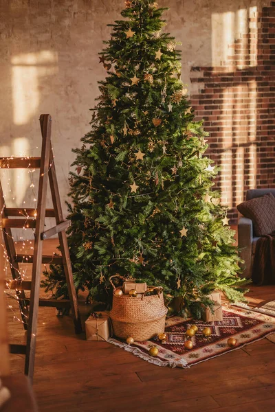 Yeni yıl için taşralı iç dekorasyonu. Sıcak bir oturma odasında Noel ağacı.