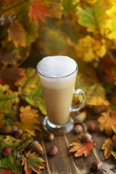 Egy Pohár Cappuccino Sárga Őszi Lombozatban Makkokkal Dióval Őszi Hangulat — Stock Fotó