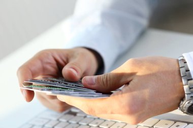 Erkek silah tutun ve kredi kartları bir closeup toplama demet saymak. Web sipariş teslim yolsuzlukla mücadele suç yazılım ve finansal güvenlik PIN kodu ipotek katılım kavram başarılı ol