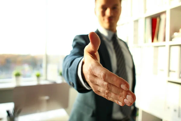 Hombre de traje y corbata dan la mano como hola —  Fotos de Stock