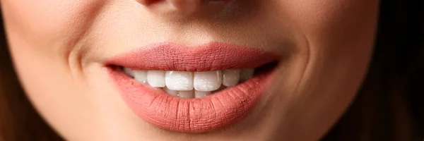 Sorrindo feminino fechado lábios vermelhos closeup — Fotografia de Stock