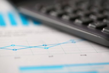 Siyah hesap makinesi ve mali grafik kağıdı istatistikleri