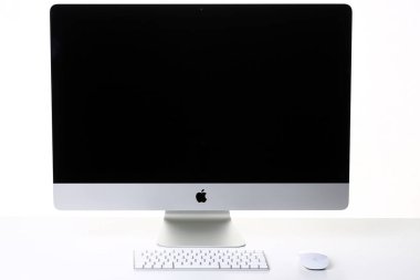 Beyaz arka plan üzerinde izole gümüş siyah monoblok pc portre