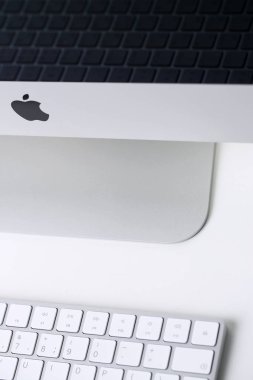 Gümüş Siyah monoblok pc closeup beyaz masa