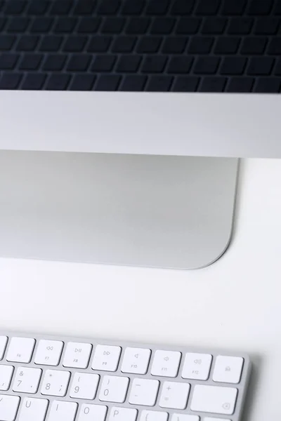 Срібний чорний моноблочний ПК крупним планом на білому столі — стокове фото
