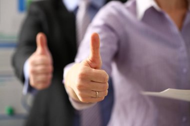 Kadın Kol Tamam gösterme veya office konferans sırasında Onayla