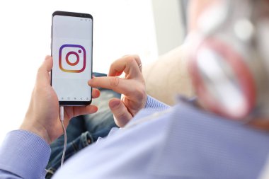 Minsk, Beyaz Rusya - 25 Aralık 2018: Erkek Kol tutun samsung galaxy