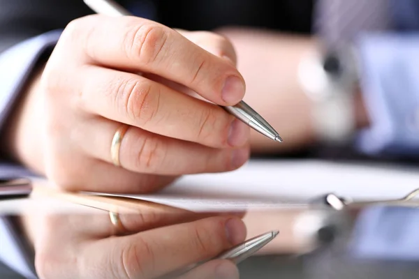Arm ausfüllen und signieren wichtiges Formular mit silbernem Stift auf Block klipsen — Stockfoto