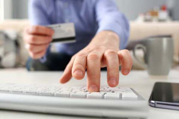 Mužské paže držte kreditní karty stiskněte tlačítka převodu — Stock fotografie