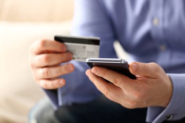 Kredi kartı ve telefon transfer yapmak takım elbiseli erkek silah tutun