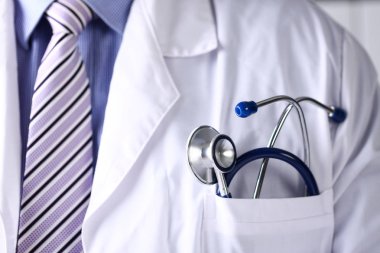 Doktor göğüs cebinde closeup stetoskop ile