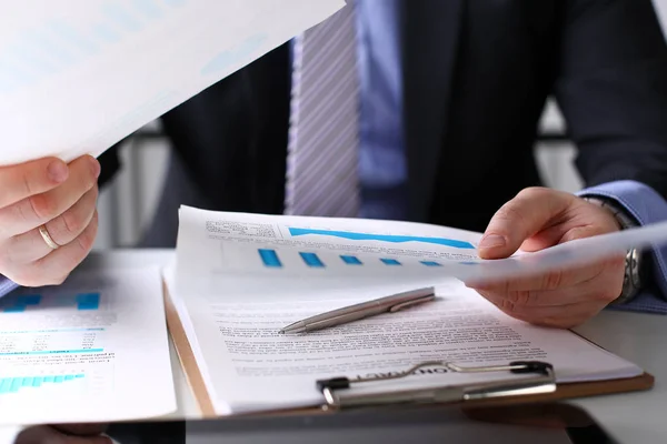 Braço clerk masculino examinar documentos financeiros importantes — Fotografia de Stock
