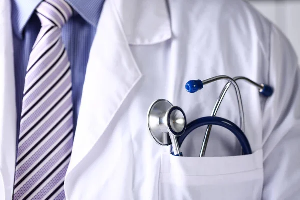 Doktor hrudníku s stetoskop v kapse closeup — Stock fotografie