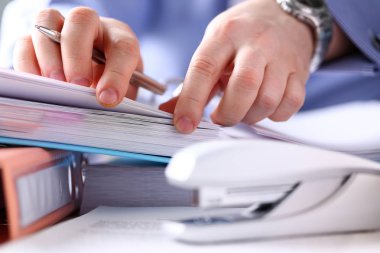 Katip kol kazık yer işaretli belge sayfalarında eğil