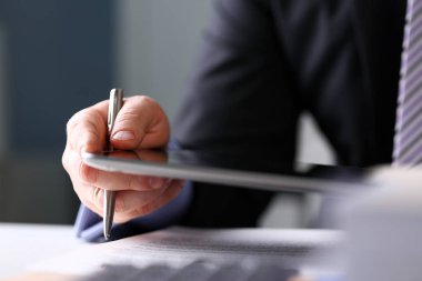 İşadamı kol takım elbise ve kravat gümüş kalem kullanın ve pc yastık