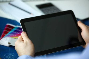 Erkek işçi kol kullanım pad pc closeup işyerinde