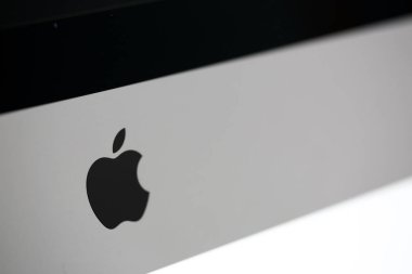 Minsk, Beyaz Rusya - 28 Aralık 2018: Apple logosu gümüş bilgisayarın altındaki