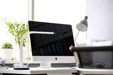 Vasıl okul sırası pencere karşı boş gümüş pc ekran