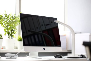 Vasıl okul sırası pencere karşı boş gümüş pc ekran