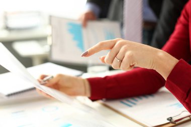 Bir grup insan tut kollarında finansal kağıtları çözmek ve sorunu görüşmek