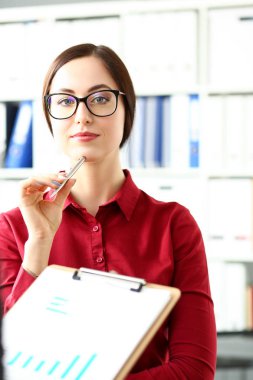 Bir grup insan tut kollarında finansal kağıtları çözmek ve sorunu görüşmek