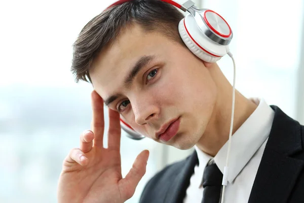 Beau jeune homme d'affaires en costume et cravate portant un casque — Photo