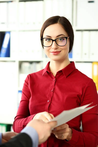 Sorrindo bela mulher de negócios usar óculos segurar em armas papéis financeiros — Fotografia de Stock