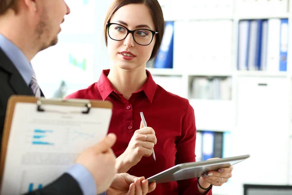 Zakenlieden en vrouw in bril kijken en bestuderen van de statistieken op elektronische pad — Stockfoto