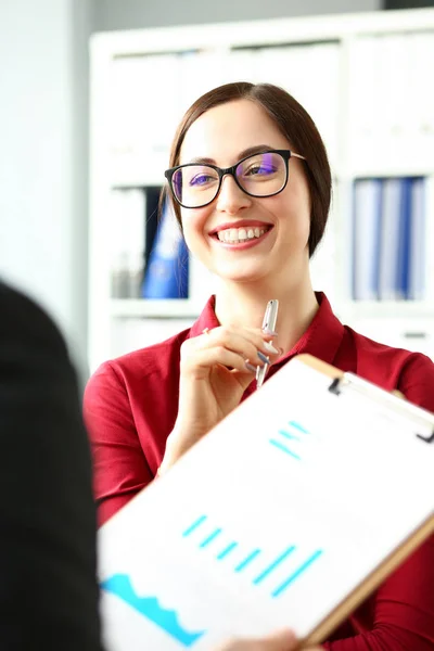 Sorrindo bela mulher de negócios usar óculos — Fotografia de Stock
