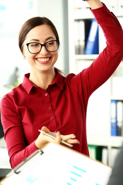 Schöne lächelnde Angestellte mit Brille und silbernem Stift — Stockfoto