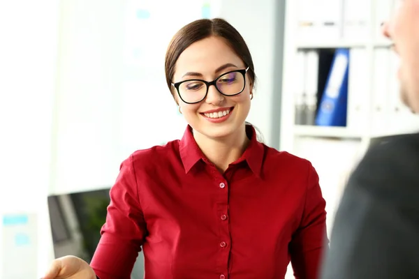 Vackra leende kontorist bär glasögon med silver penna — Stockfoto