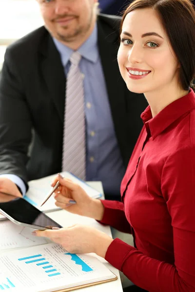 Businessmen and woman look and study statistics on electronic pad — Stock Photo, Image