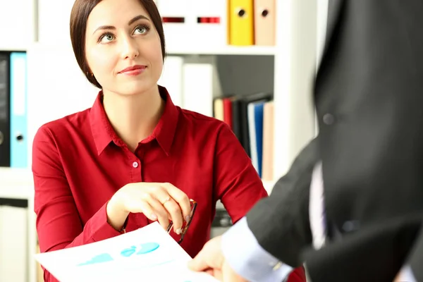 Gruppe von Menschen hält Finanzpapiere in der Hand — Stockfoto