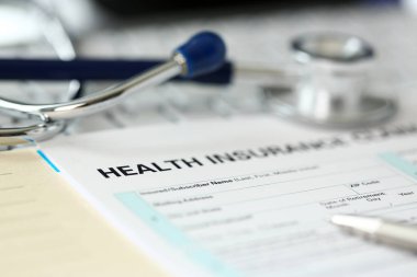 Stetoskop baş ve gümüş kalem başvuru formunda yalan