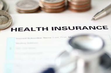 Çeyrek sikke ve gümüş kalem başvuru formunda yalan stetoskop kafa metal