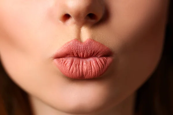 Красиві жіночі губи роблять поцілунок жестом фліртуючи на камеру — стокове фото