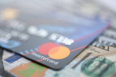 Yontmataş mastercard kredi kartı ve 100 dolarlık banknot closeup kabartmalı