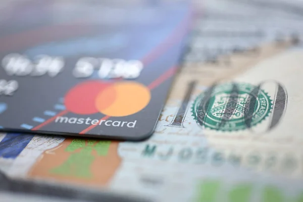 돋을새김 하는 부서진된 마스터 카드 신용 카드 및 백 달러 지폐 근접 촬영 — 스톡 사진