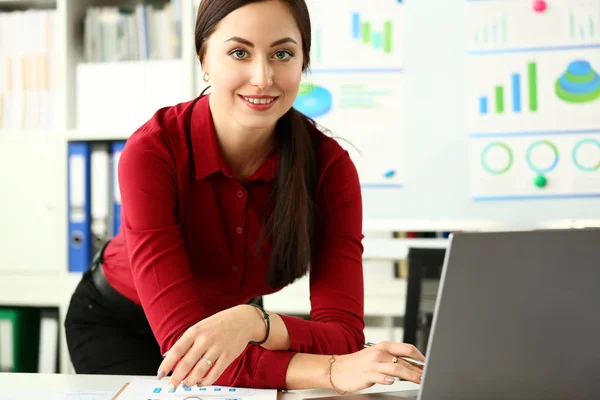 Attraktive lächelnde Arbeiterin in roter Bluse — Stockfoto