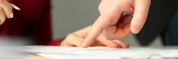 Masculino empregado chefe braço mostrando com dedo algo no documento — Fotografia de Stock