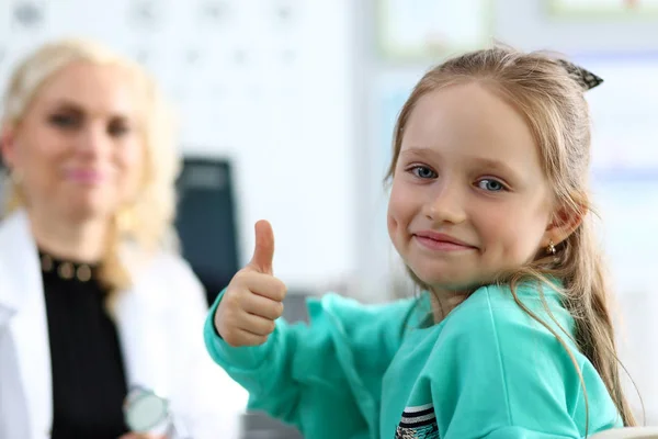 Nettes kleines Mädchen in der Arztpraxis zeigt Respekt und Dankbarkeit — Stockfoto