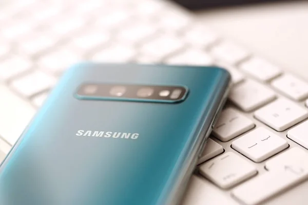 Samsung Galaxy S10 liggande på Silver Keyboard closeup — Stockfoto