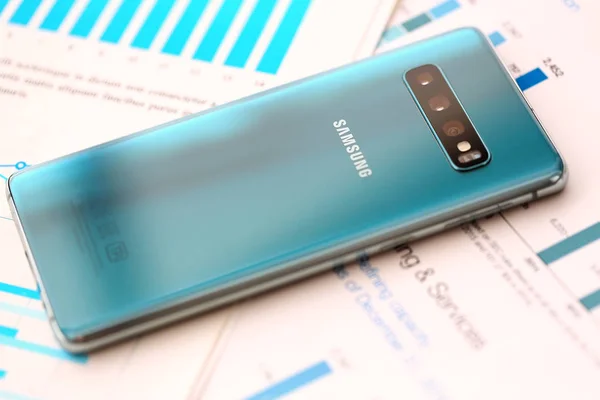 Samsung Galaxy s10 couché à différents graphiques statistiques financières gros plan — Photo