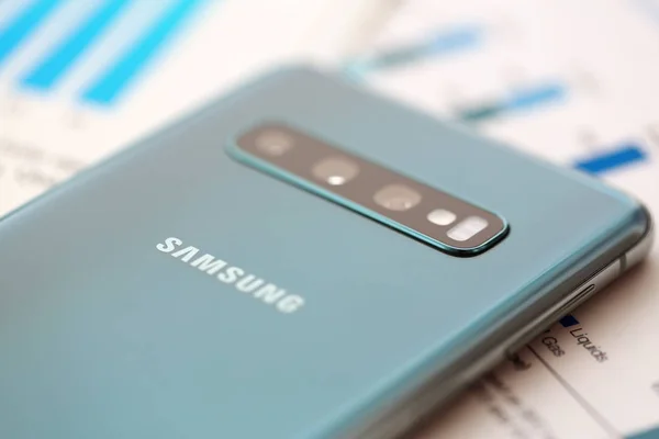 Samsung Galaxy s10 couché à différents graphiques statistiques financières gros plan — Photo