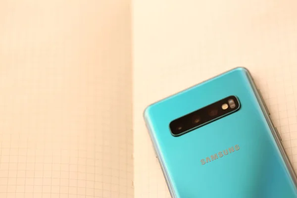 Alternatif kavram olarak açılan not defteri sayfasında yatan Samsung Galaxy s10 — Stok fotoğraf