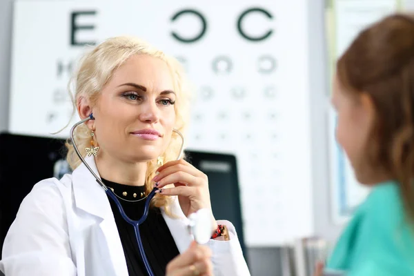 Portrait von Erwachsenen gp Arbeit mit kleinen Mädchen — Stockfoto